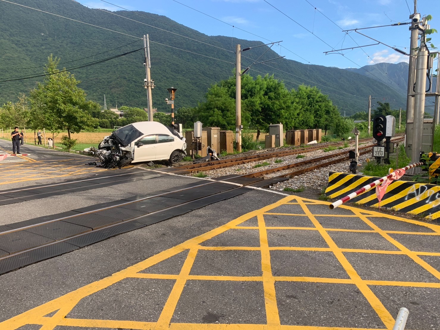 花蓮轎車闖軌道撞上太魯閣號「車頭全毀」！撞擊後甩飛驚悚瞬間曝