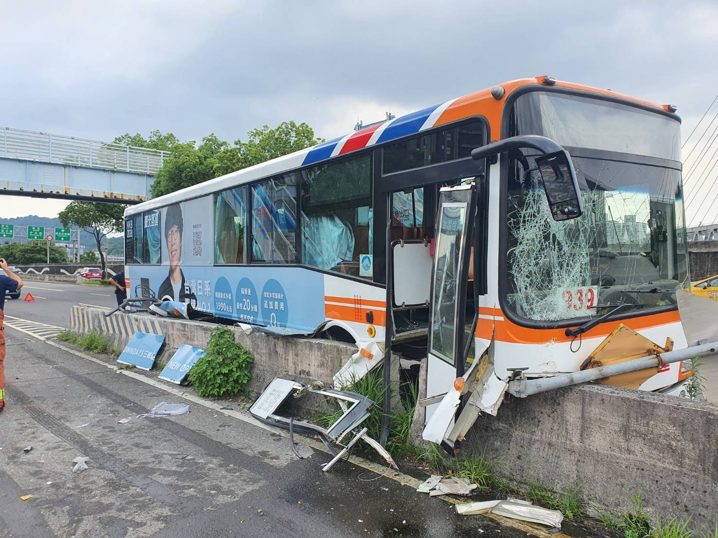 台北客運出事了！駕駛疑恍神「自撞分隔島」車體變形　車上載24人