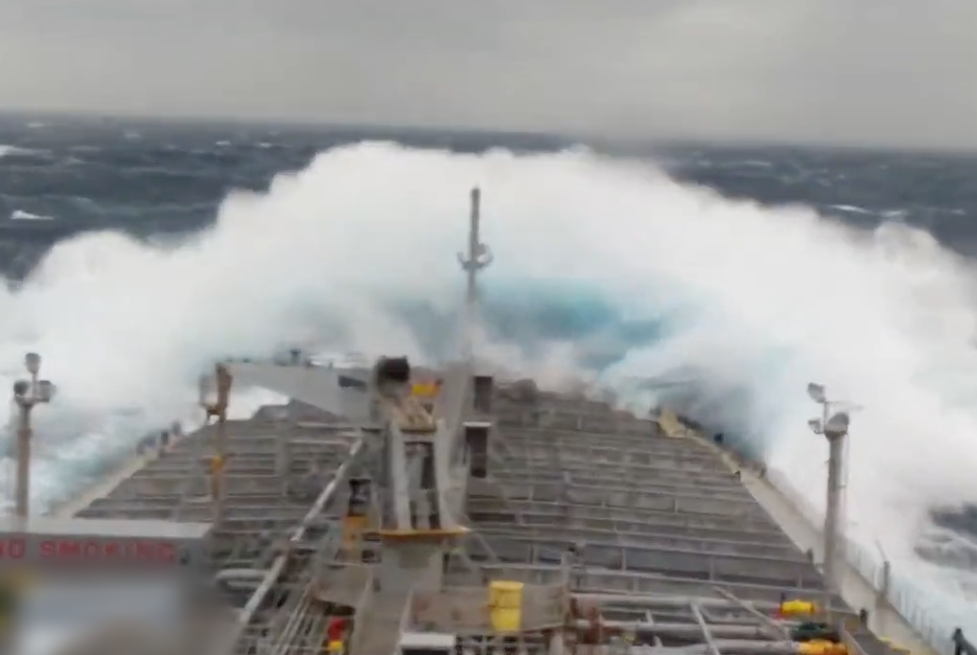 杜蘇芮颱風威力驚人！外海掀瘋狗浪　巨輪牆壁震裂、船長遭甩飛