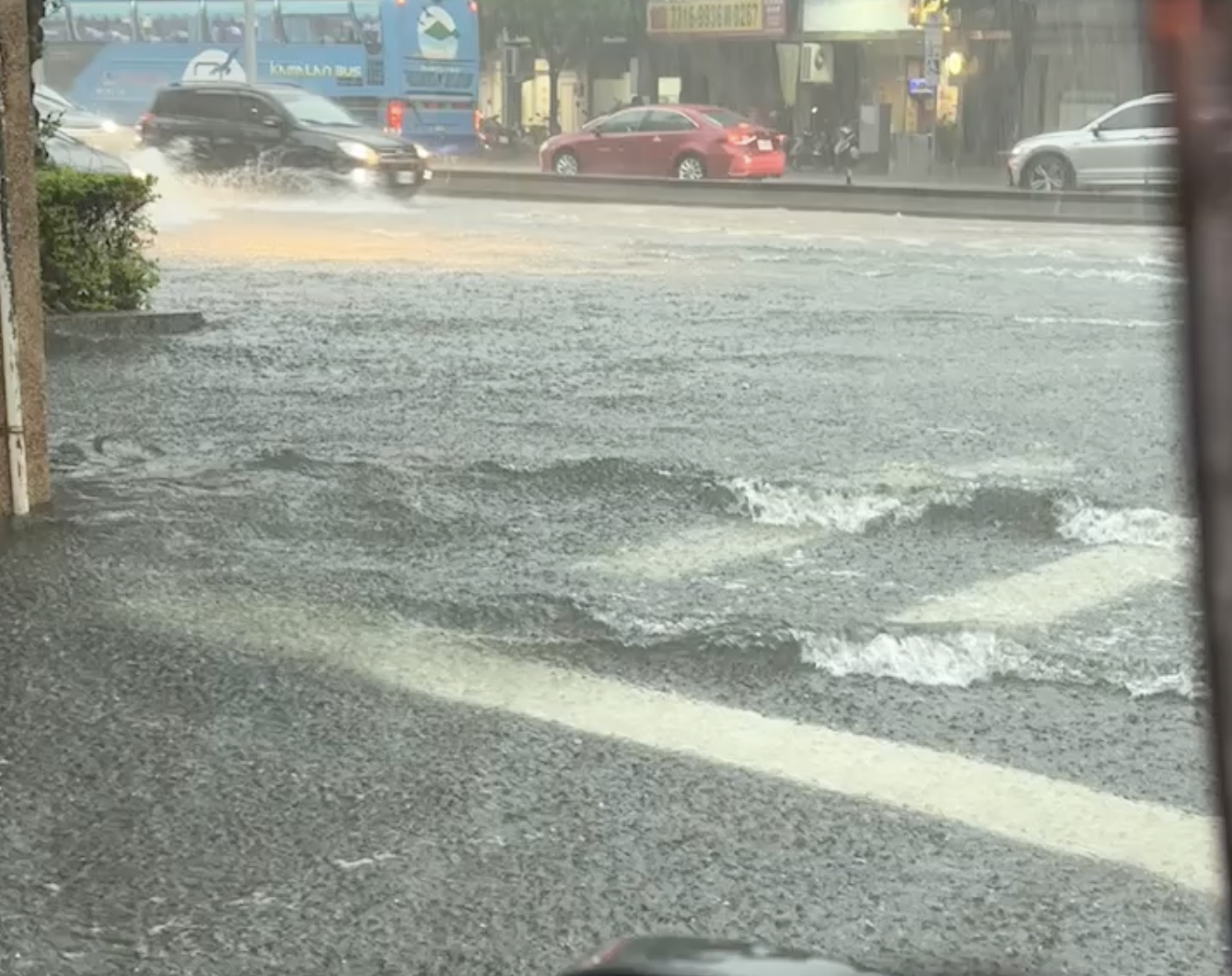 獨家／北部雨彈狂炸！北市馬路「掀海浪」　水淹倉庫店家崩潰：損失慘重