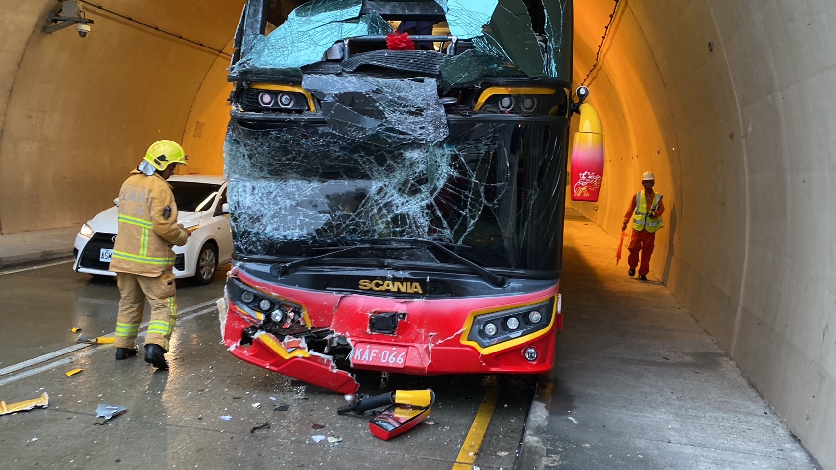 天雨路滑？蘇澳隧道2遊覽車「疑煞車不及」相撞　12人送醫內線封閉