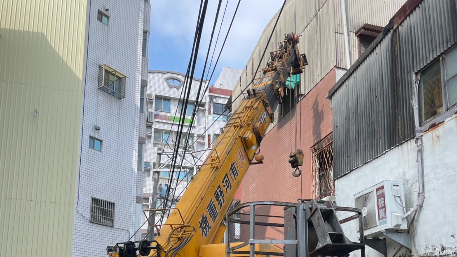 快訊／台南驚傳工安意外！鐵板不慎觸碰高壓電　30歲工人當場身亡