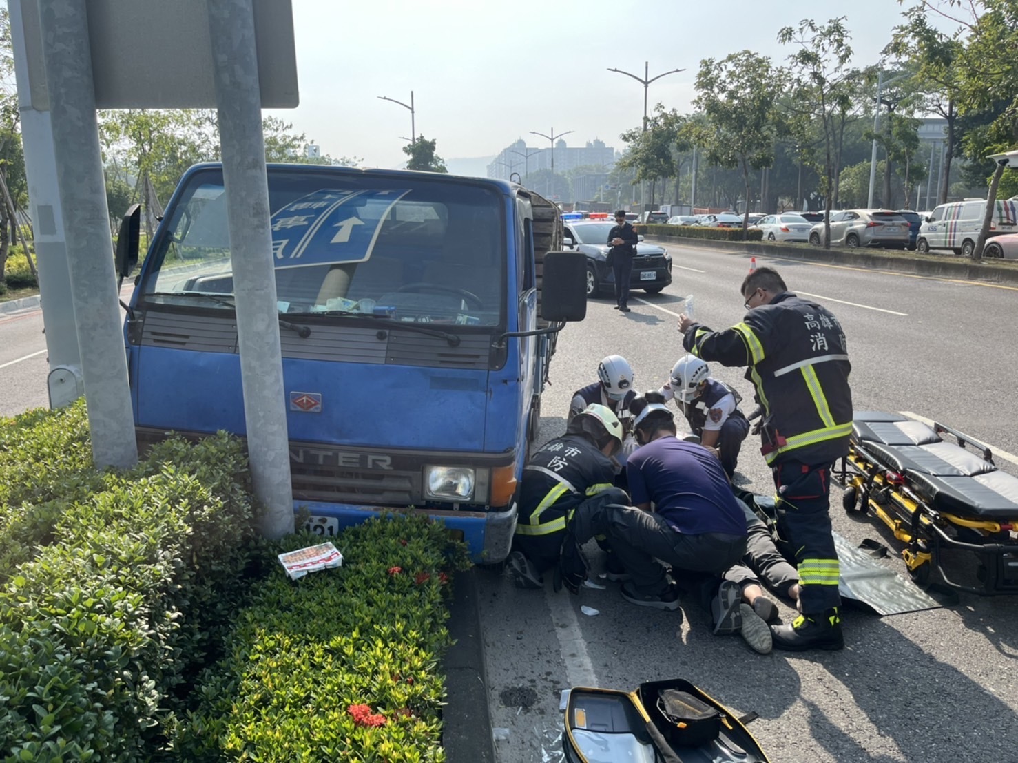 高雄左營爆車禍！小貨車不明原因「撞上分隔島」　50歲駕駛急送醫搶命