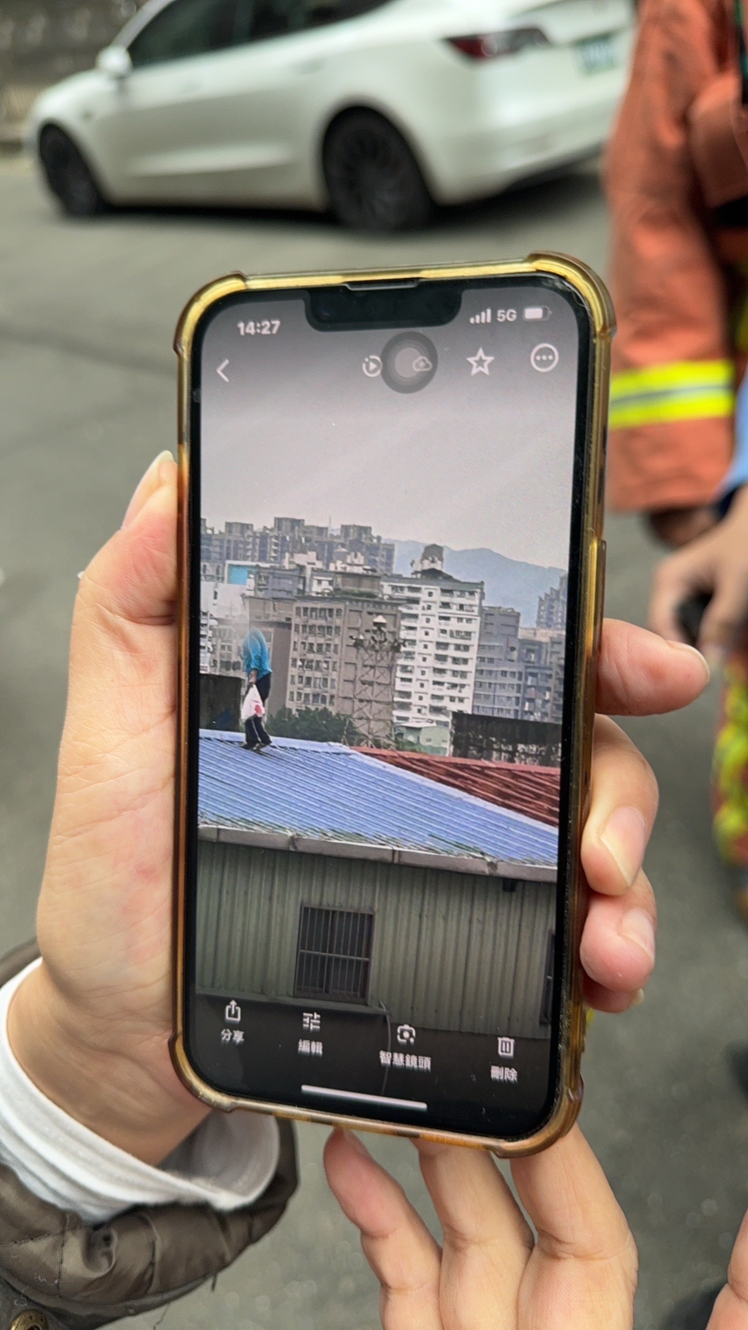 新北6旬翁「獨坐屋頂」嚇壞路人　大批警消趕到噴笑：誤會大了