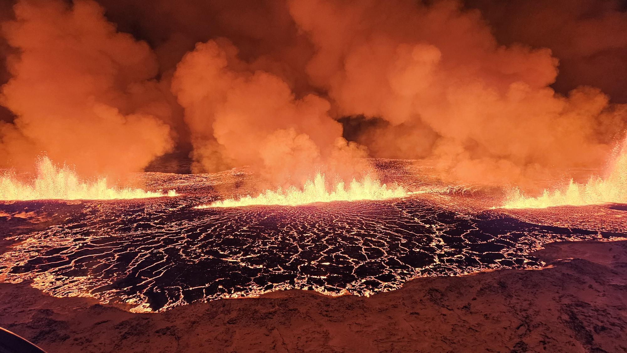 畫面震撼！冰島火山爆發「急撤4000居民」　氣象局：1個月前早有前兆