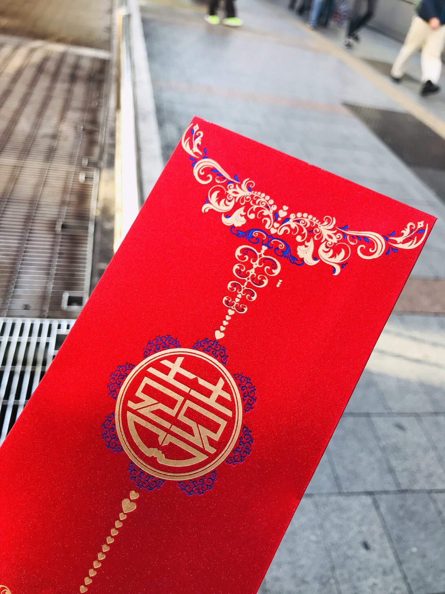 日籍男地鐵站「撿到紅包」呆問一句　網嚇壞：在台灣有個都市傳說…