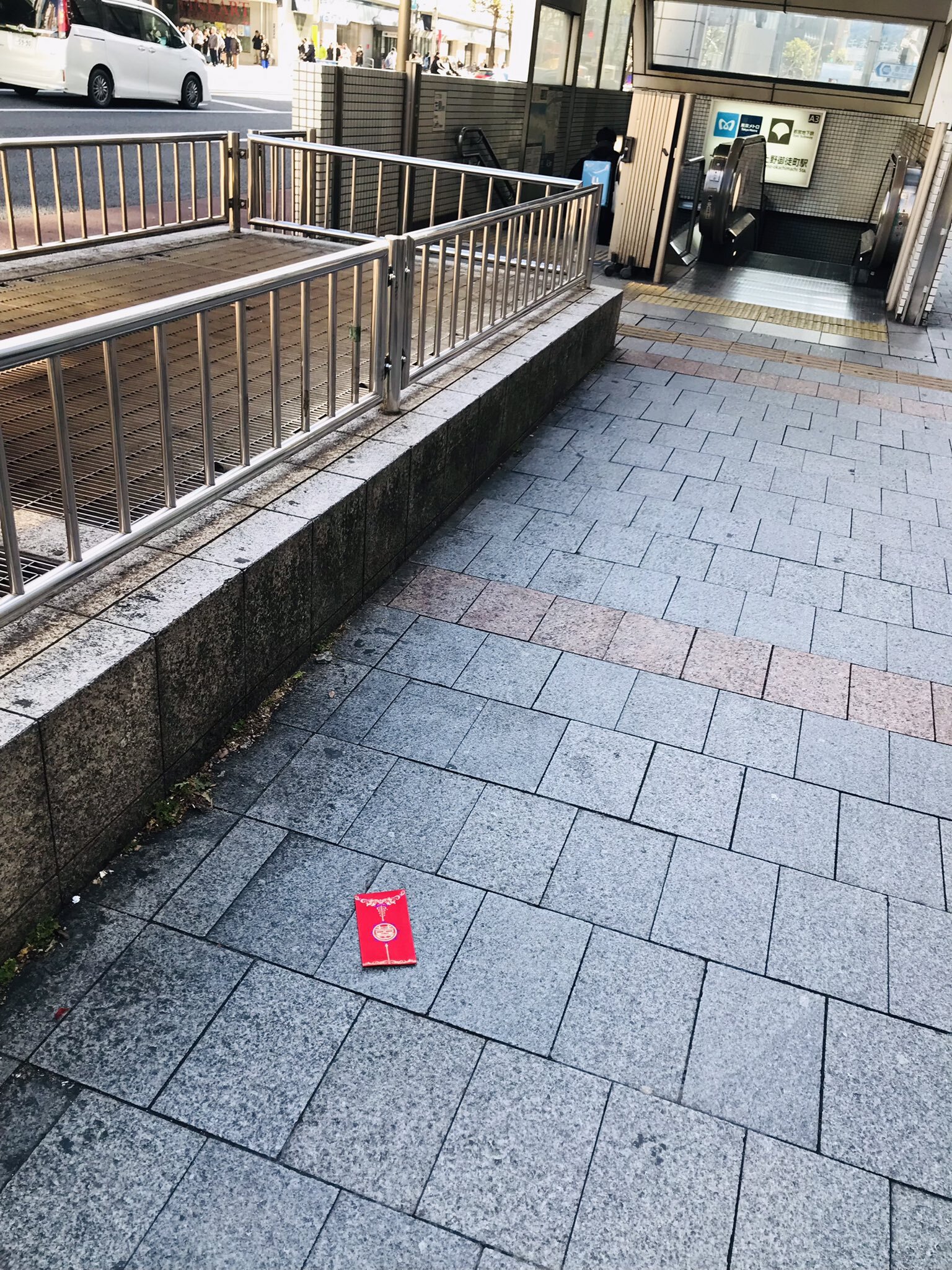 日籍男地鐵站「撿到紅包」呆問一句　網嚇壞：在台灣有個都市傳說…