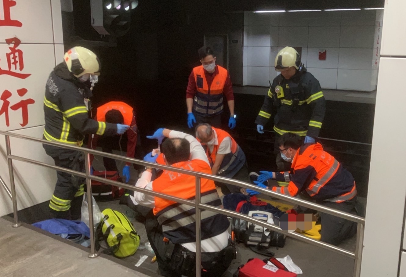 台鐵松山站「民眾闖鐵道」遭撞！事發過程被拍下　傷重送醫不治