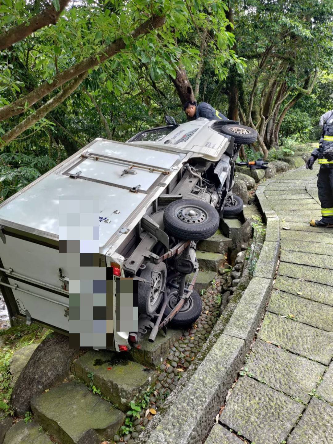 忘拉手煞車？金山冷凍車滑落「駕駛急跳車」遭壓　OHCA送醫搶救中