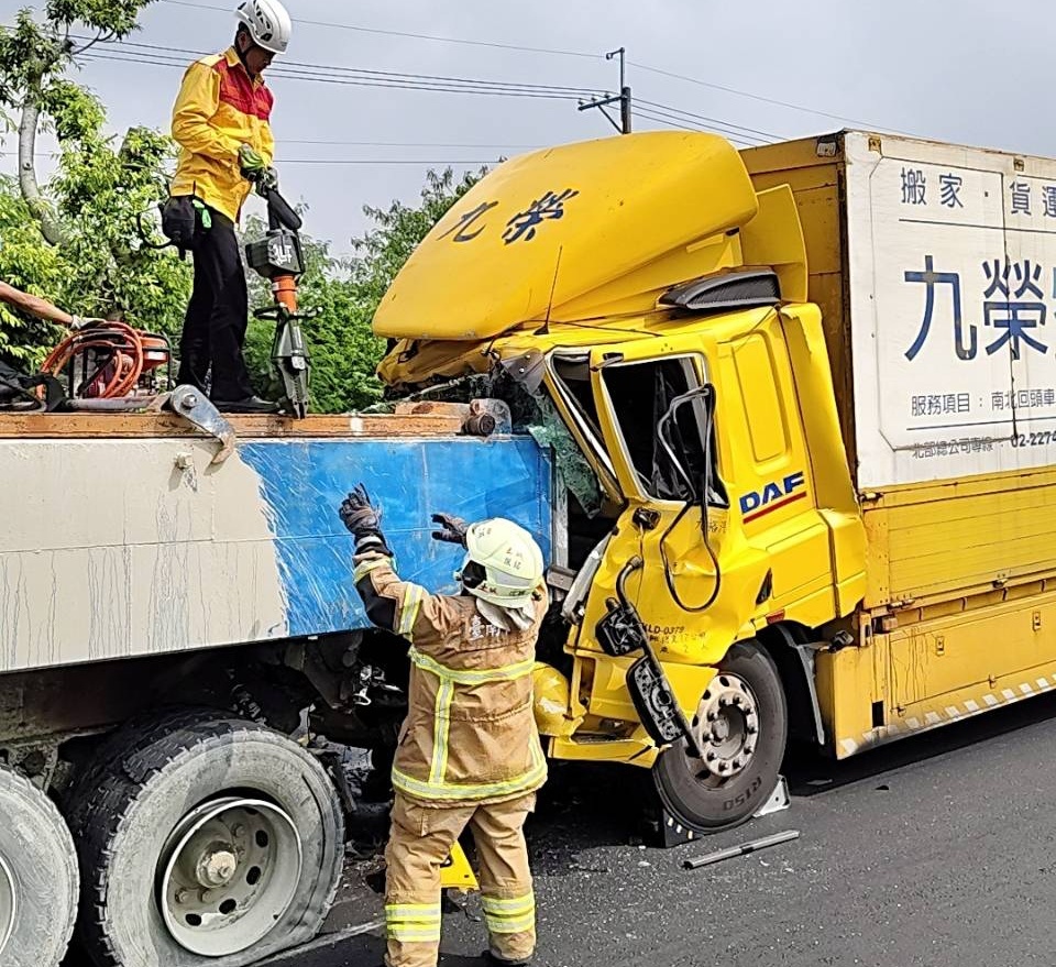 快訊／台南嚴重車禍！大貨車追撞砂石車「車頭全爛」　1命危搶救中