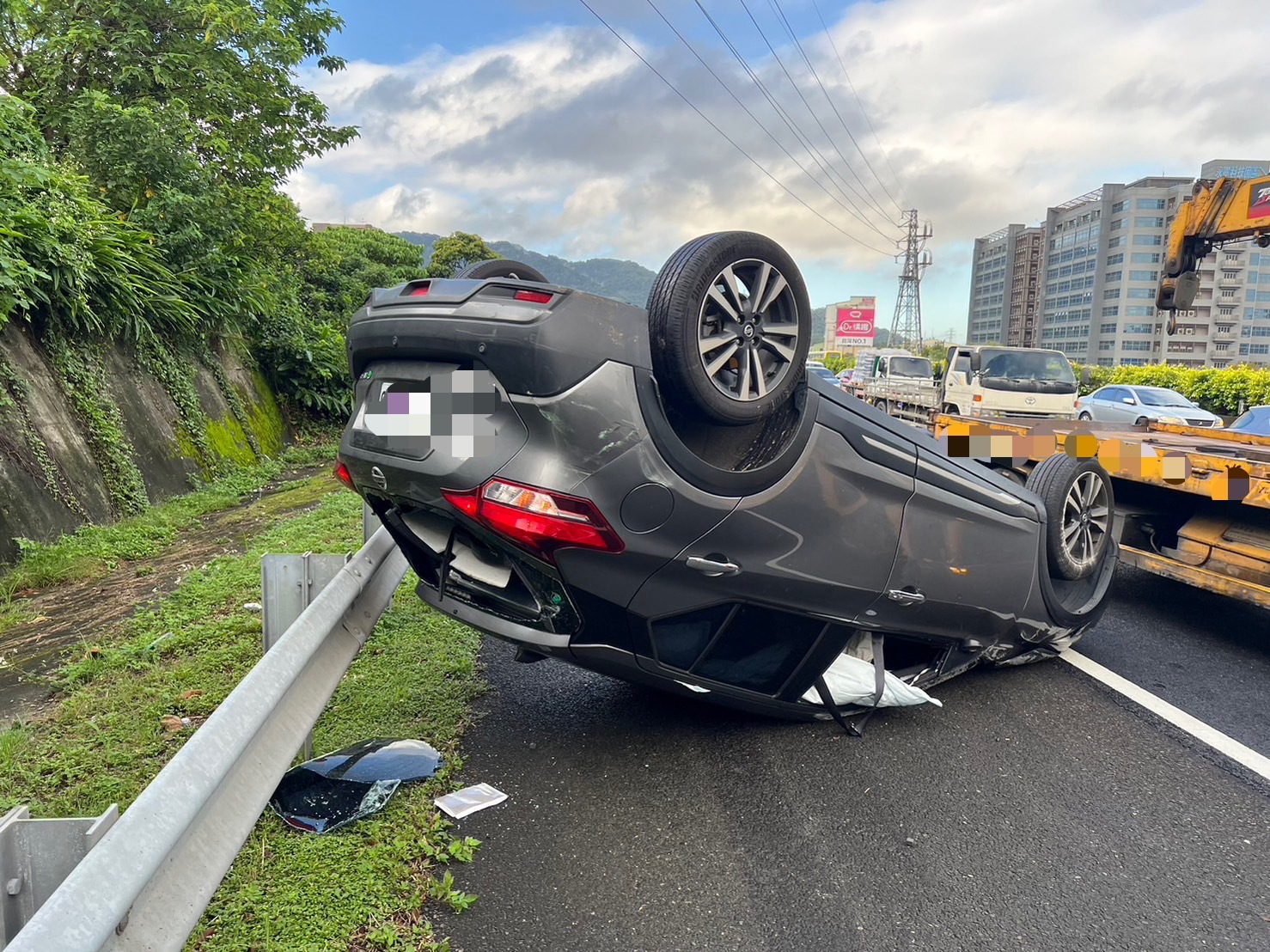 快訊／國3北向41.3K車禍！砂石車切車道撞翻轎車　3人受傷送醫