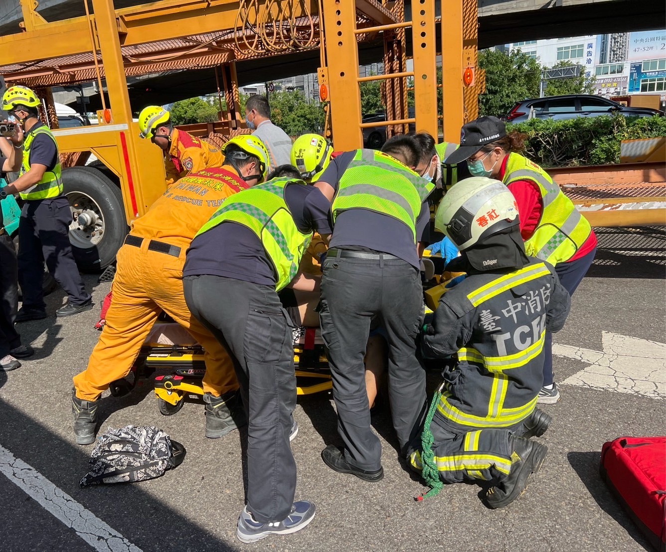 快訊／台中嚴重車禍！女騎士遭捲聯結車底　「骨盆變形」搶救不治身亡