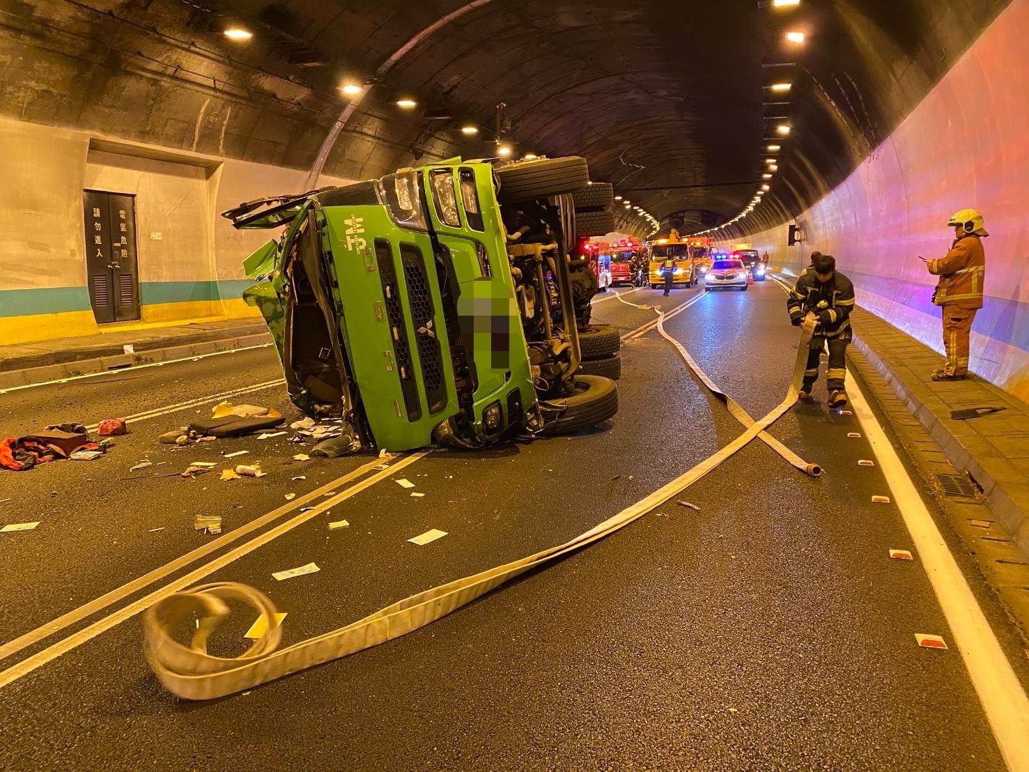 國3嚴重車禍！聯結車「橫躺隧道」全線封閉　駕駛喊頭暈飄出酒味