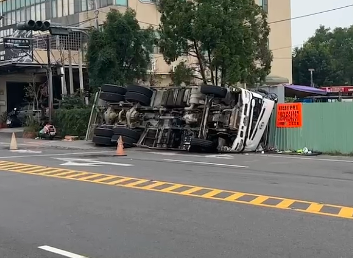 玩命？水泥車闖紅燈擦撞機車　整輛車「失控翻覆」女騎士送醫