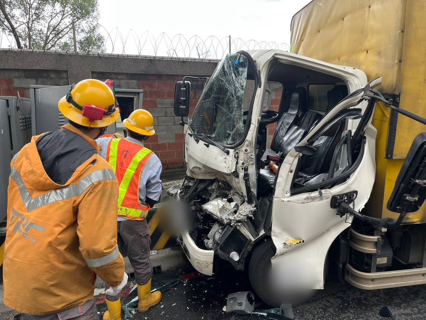 越開越歪！桃園小貨車突衝撞變電箱　「車頭撞爛」駕駛送醫