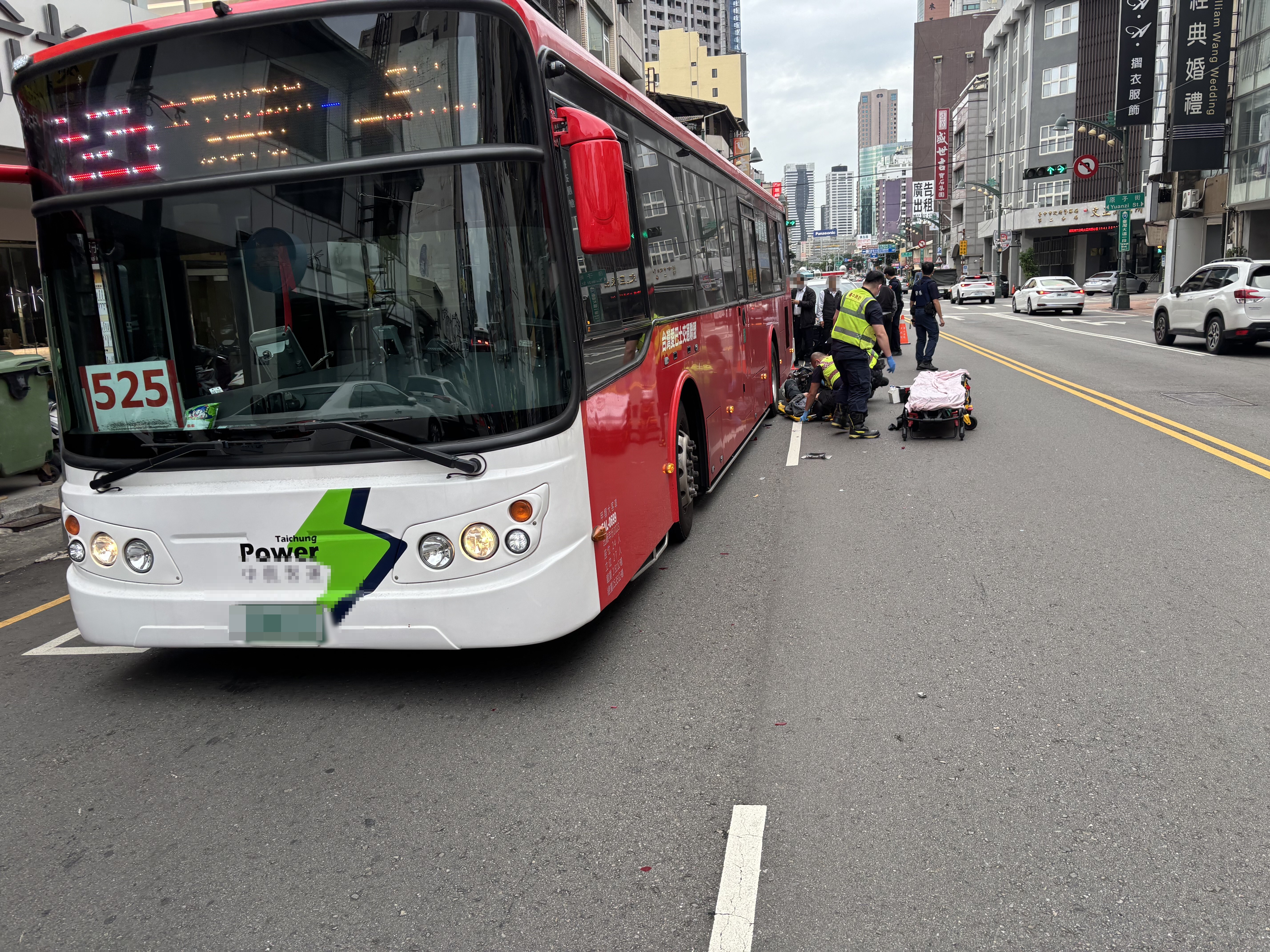 台中公車靠邊下客遭撞！騎士倒地「又遭後公車追撞」　男倒地不起送醫