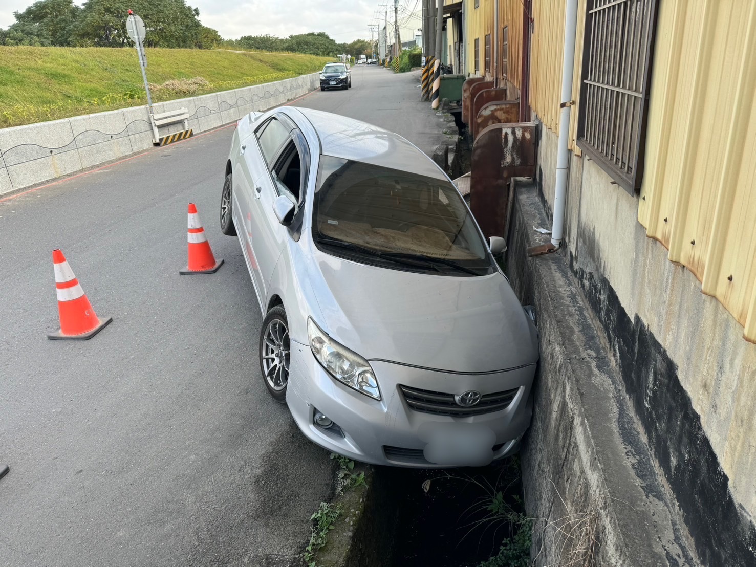 台中男開車摔落水溝！駕駛「趴臥方向盤」OHCA　警消破窗搶救