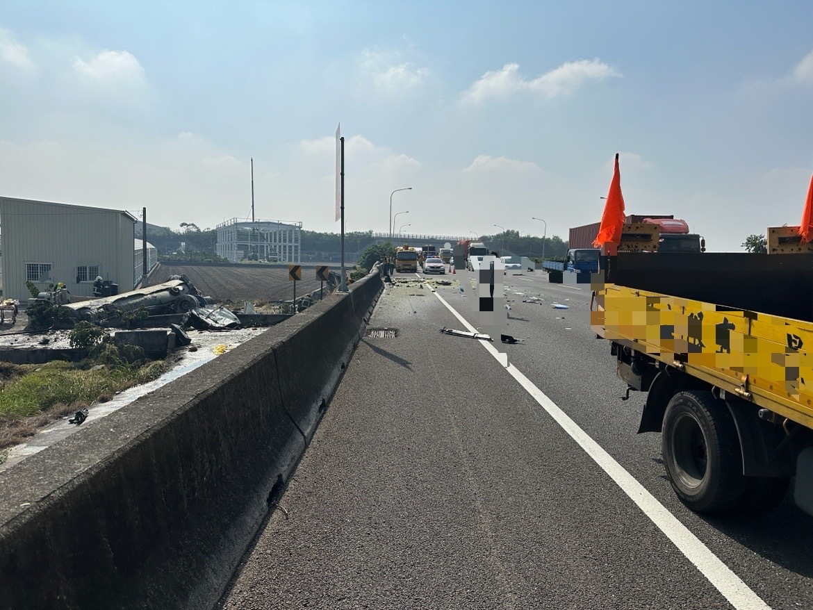 快訊／國1油罐車翻落邊坡！廢酸洗液外溢　司機拋飛車外搶救不治