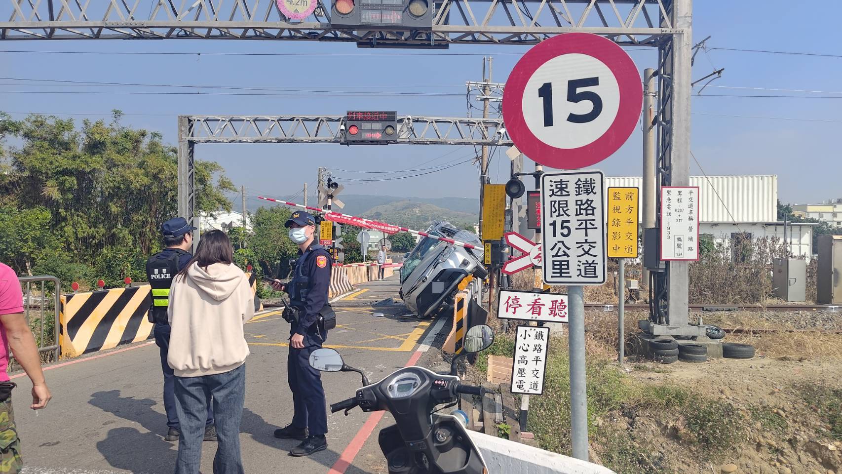 怎麼開的？台中女「車斜45度」卡平交道　台鐵一度雙向封閉