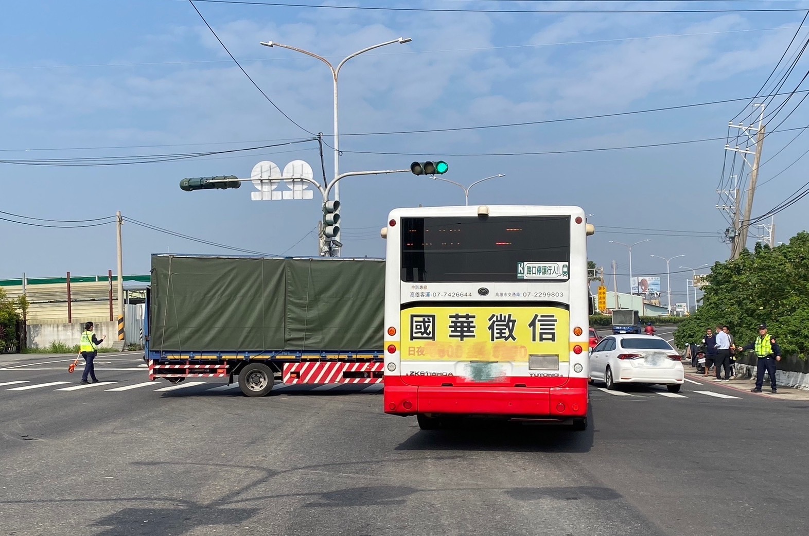 高雄十字路口車禍！貨車左轉遭公車迎面撞上　4人受傷送醫