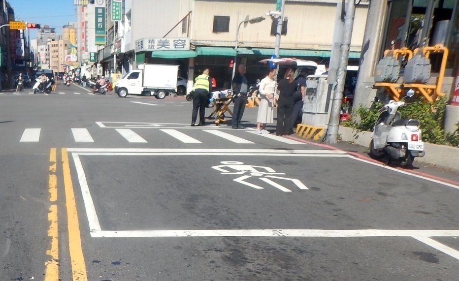 台中又現行人地獄！48歲男闖紅燈「撞倒過馬路女童」　雙雙倒地送醫