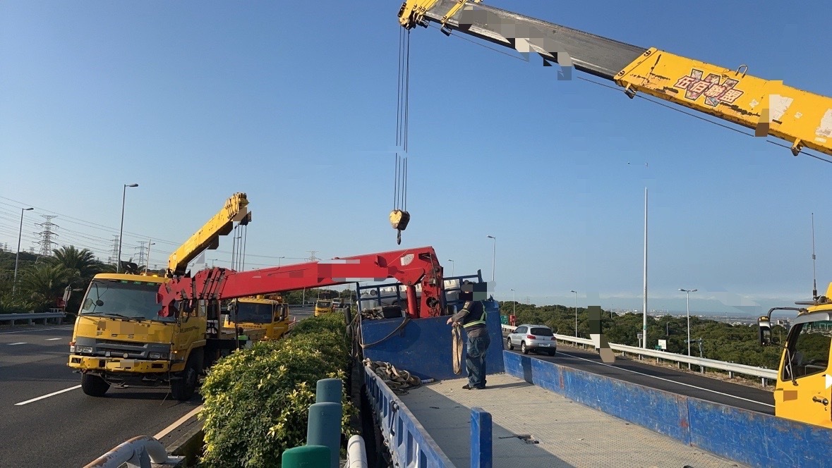 驚險！國3龍井段大貨車爆胎自撞　「吊臂插對向道」畫面曝