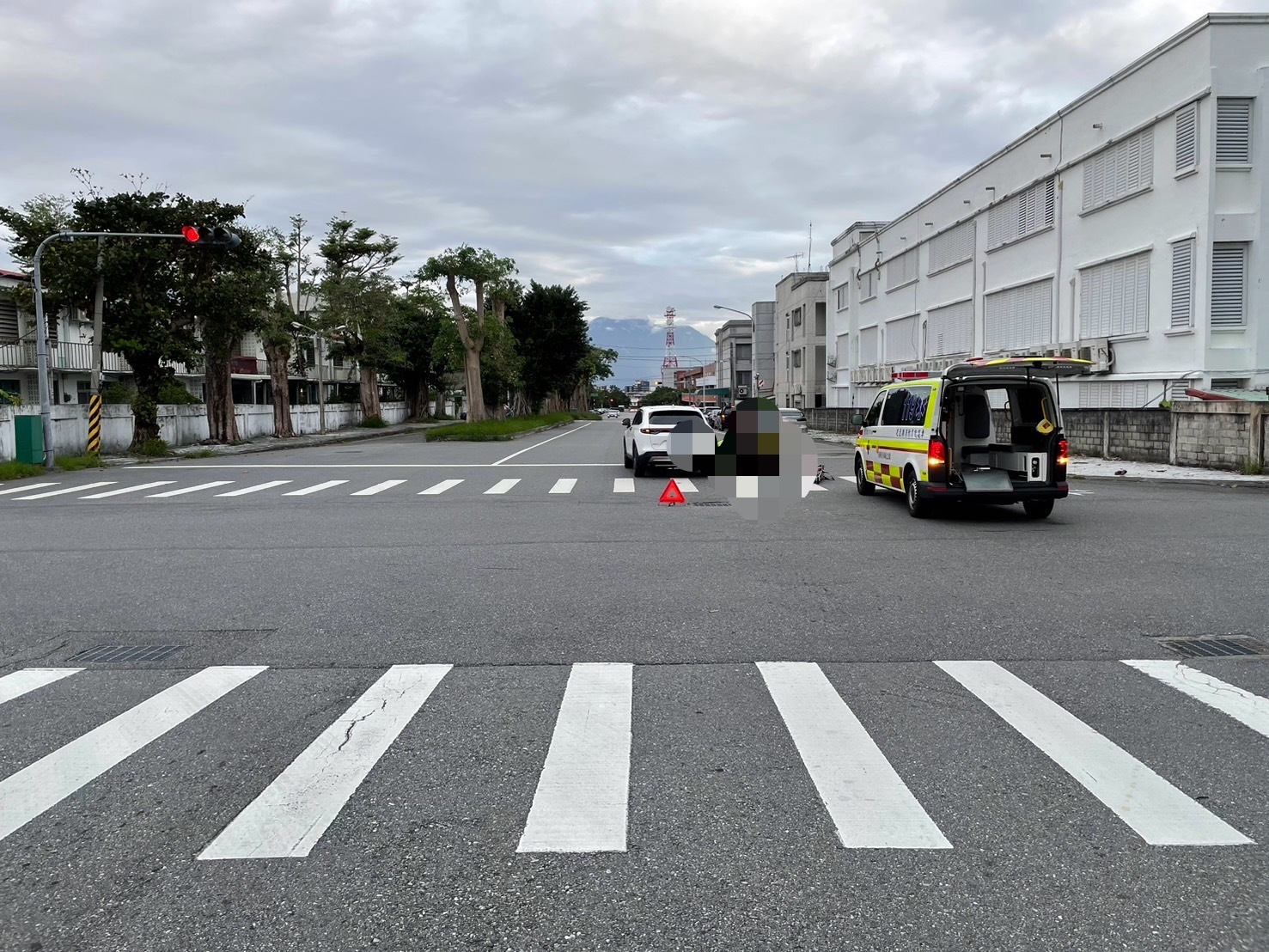 花蓮路口嚴重車禍！7旬老夫妻「雙載撞汽車」　顱內出血進ICU