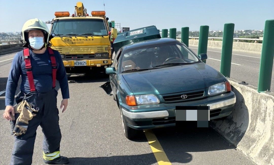 影／台88線死亡車禍！車拋錨女「下車放警示牌」　砂石車撞上慘死