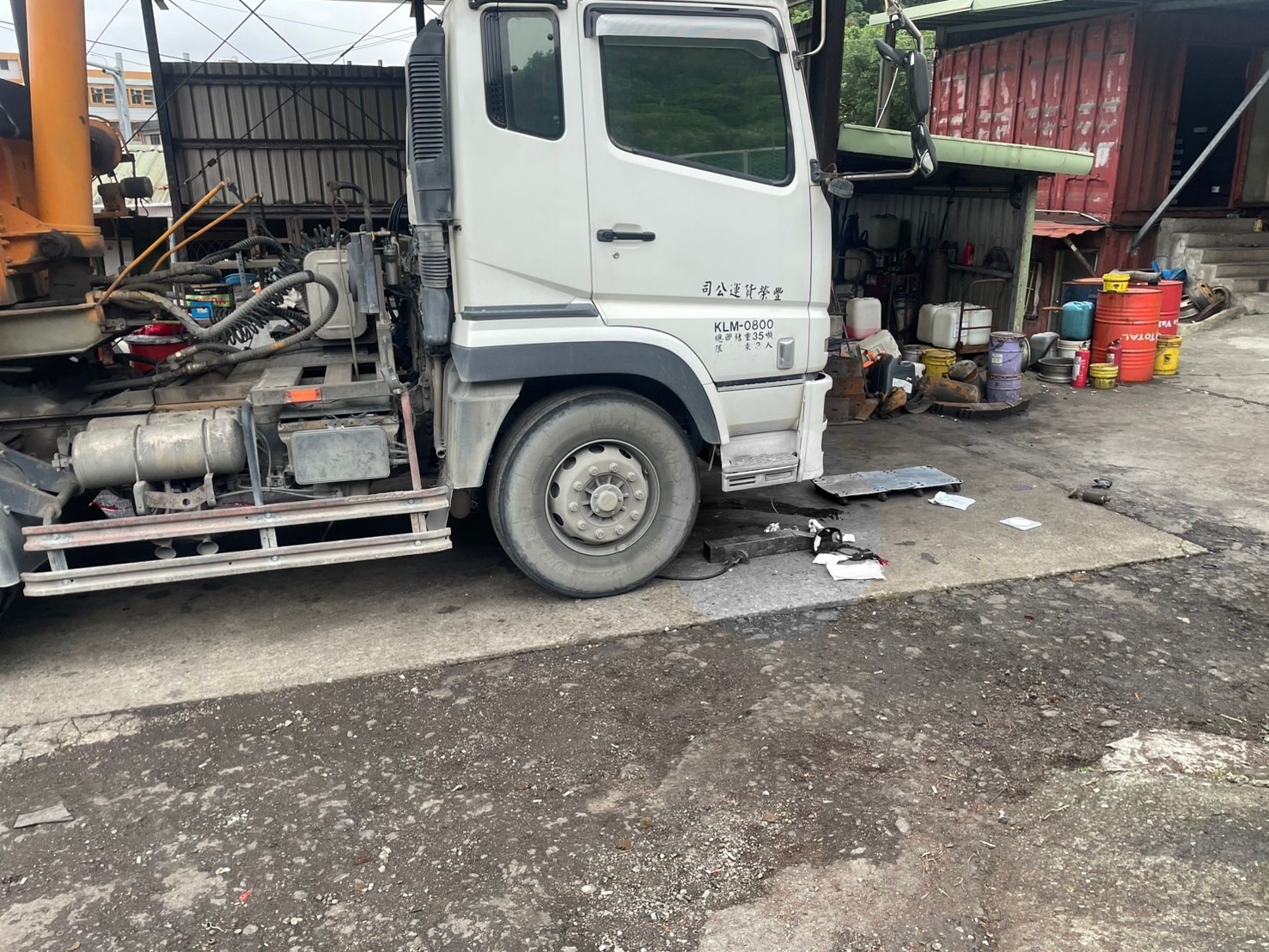 基隆修車廠驚傳命案！老闆修車遭重壓「頭部變形」　送醫搶救傷重不治