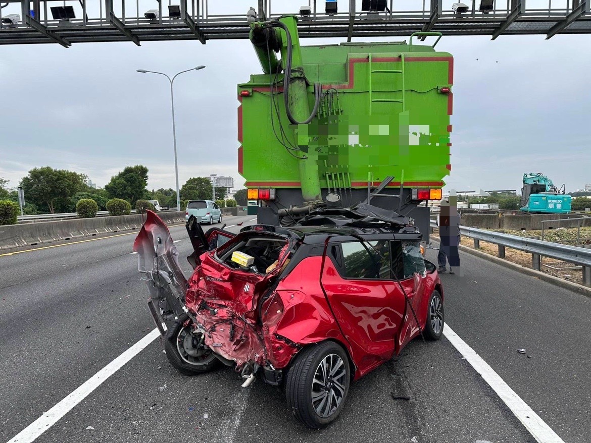 快訊／國1台南段4車連環撞　轎車「遭夾擊成廢鐵」2人受傷送醫