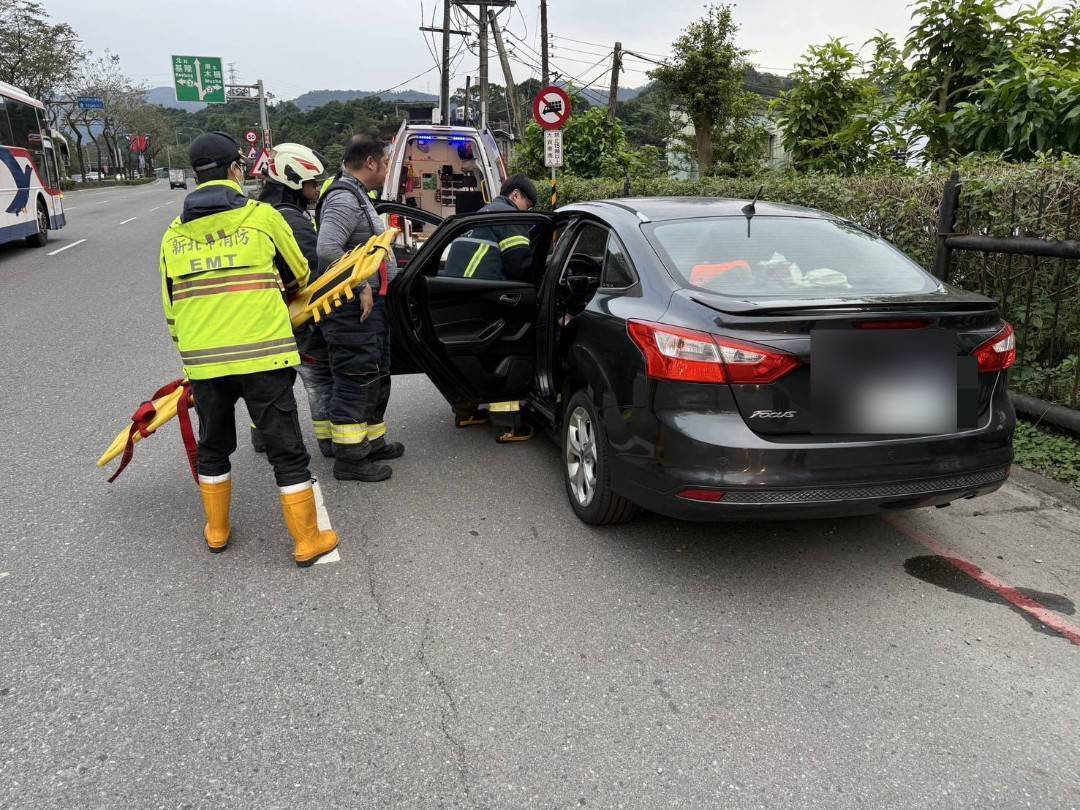 天冷奪命？汐止男駕駛倒車內無呼吸心跳　送醫搶救宣告不治