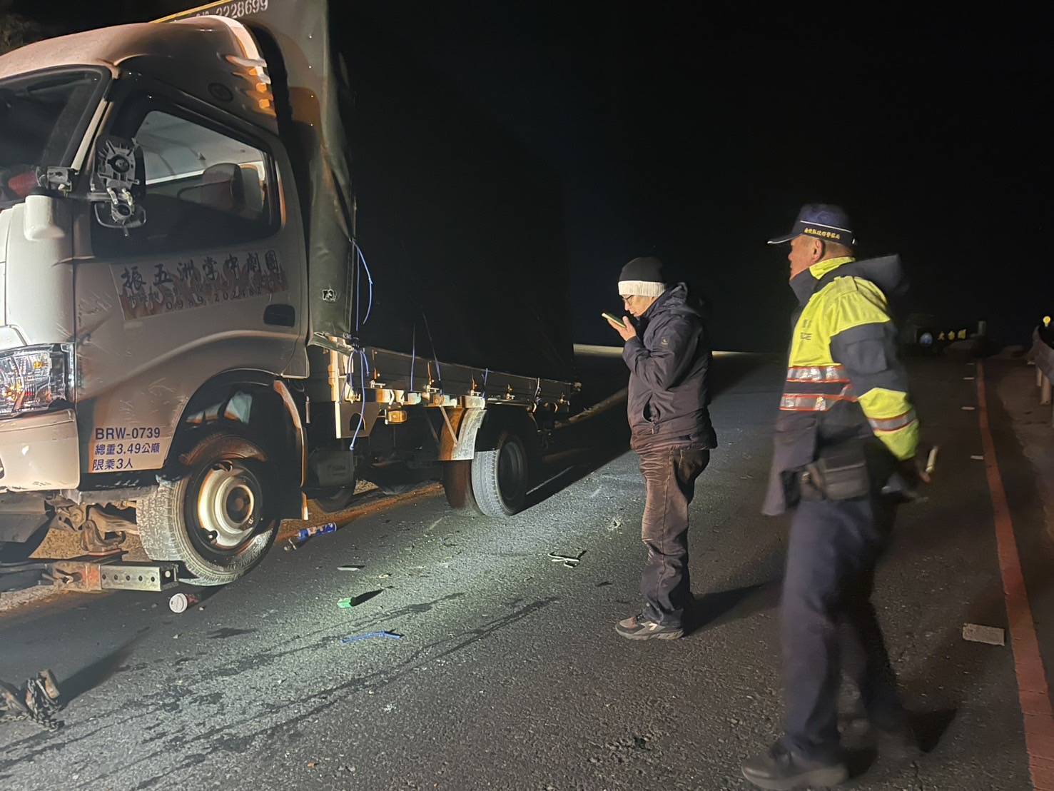 急彎失控！台14甲線小貨車翻覆倒路中　警「零度低溫」指揮4hrs排除事故