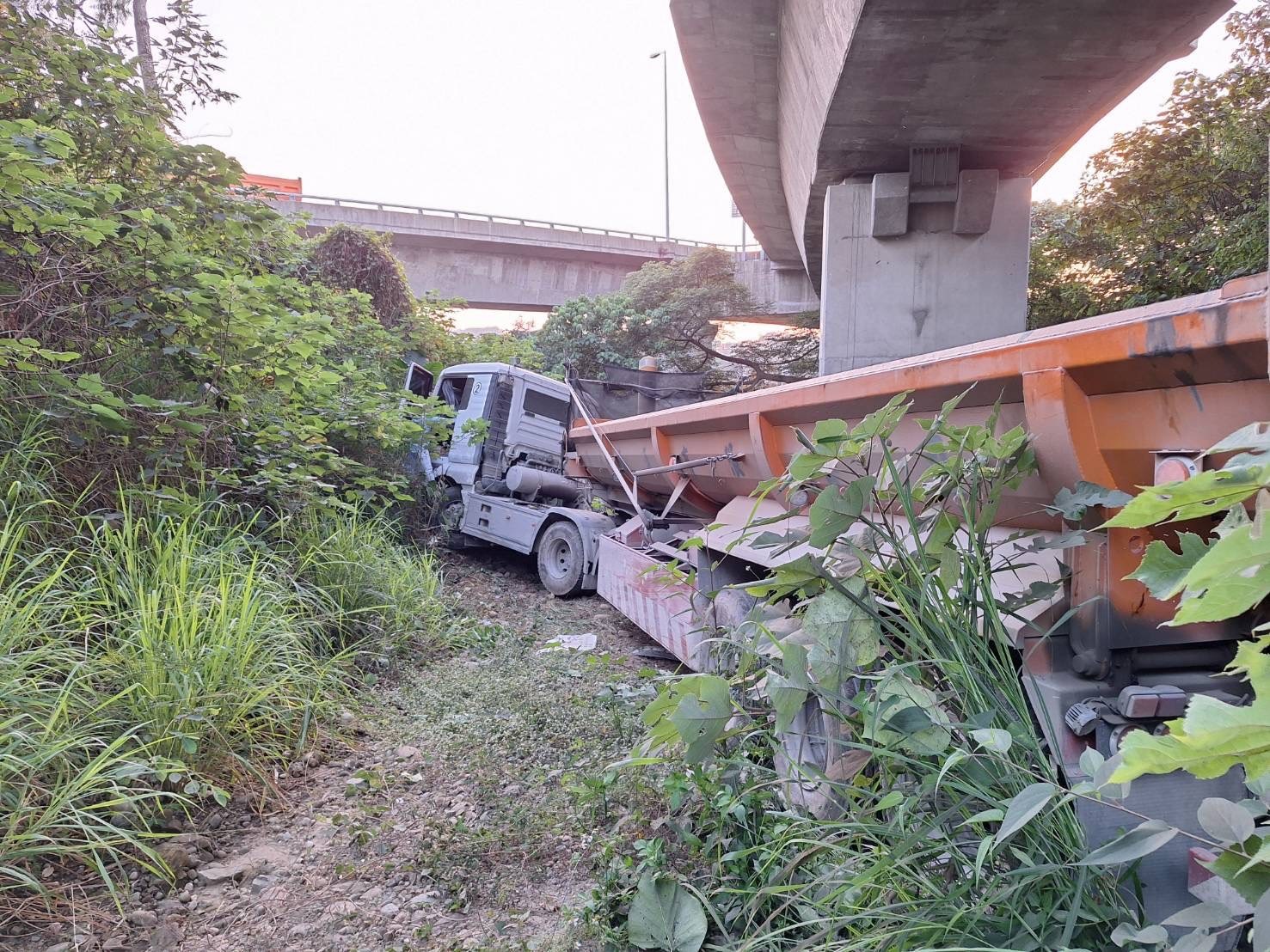 疑疲勞駕駛！國3燕巢段「砂石車衝下邊坡」　35歲駕駛受傷送醫