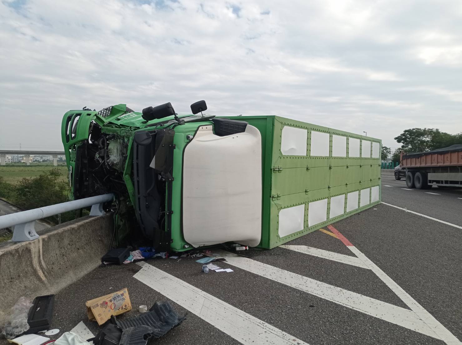 快訊／國8嚴重車禍！大貨車爆胎失控　「車頭懸空掛護欄」畫面驚險