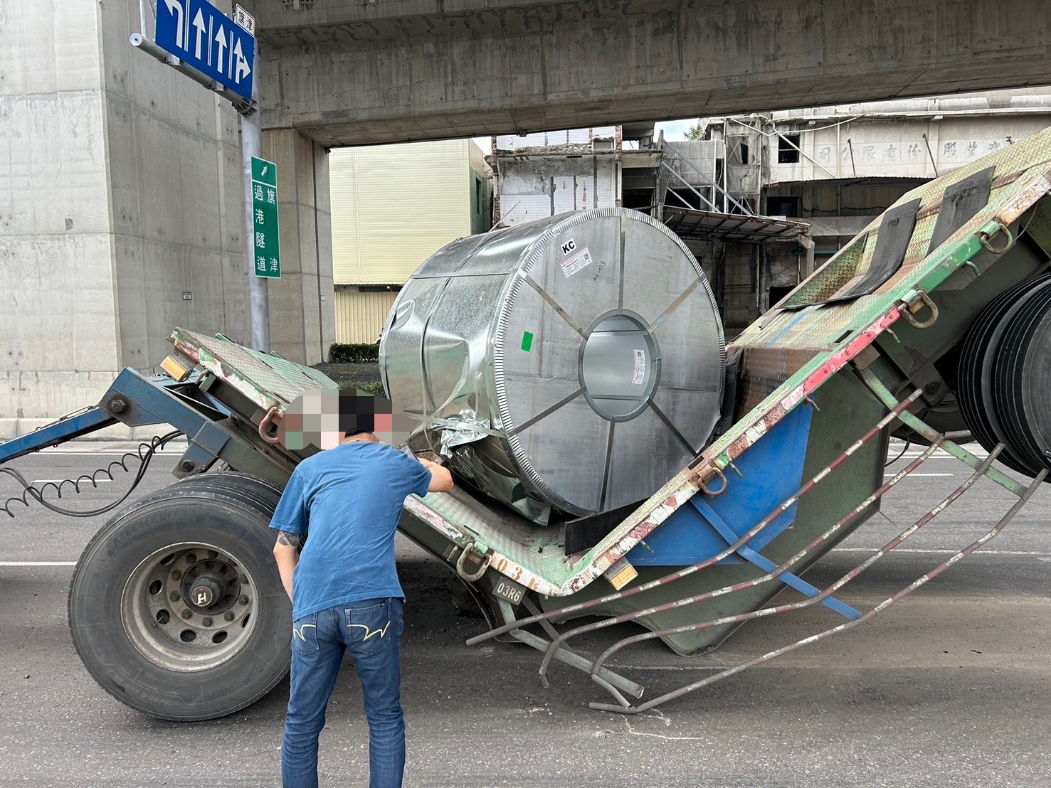 超重硬要載？高雄拖板車「半路斷兩截」砸穿路面　驚險畫面曝