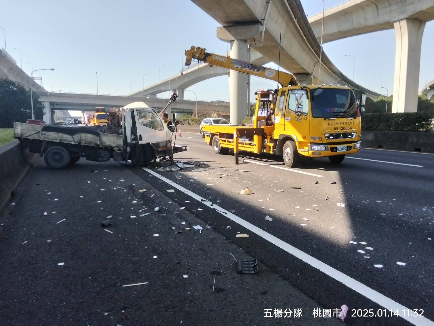 國1又傳3車連環撞！小貨車車頭撞爛變形　25歲駕駛脫困送醫