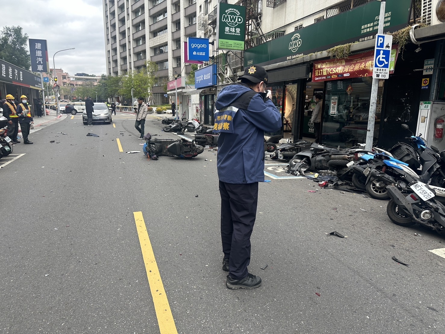 快訊／內湖嚴重車禍！82歲翁高速爆衝　18台機車撞爛、4人送醫