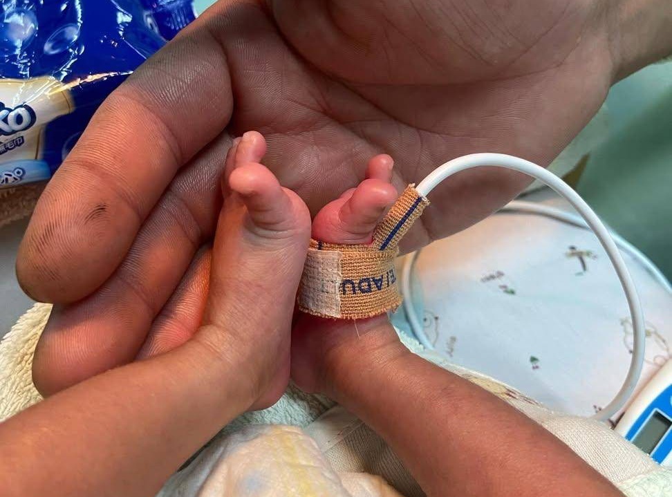 國道警出手！早產兒轉院家屬悲求讓道　警：紅斑馬護你一路平安