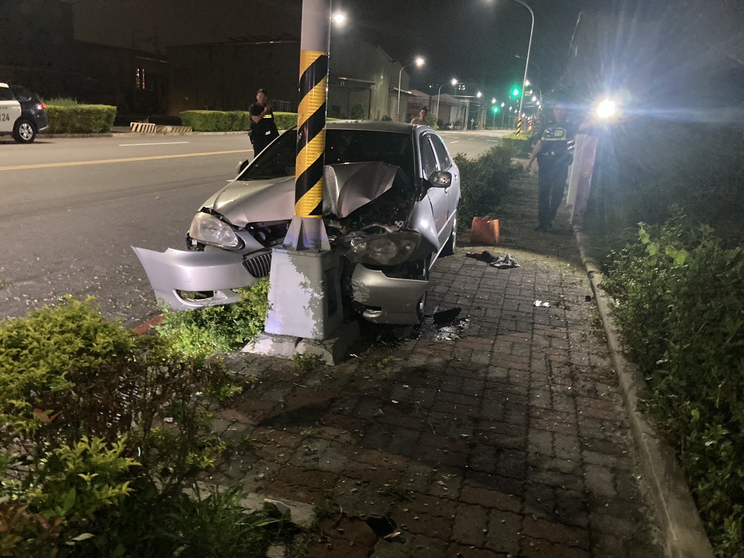 台中離奇車禍！女衝對向自撞路燈　「車頭全毀」重傷不治