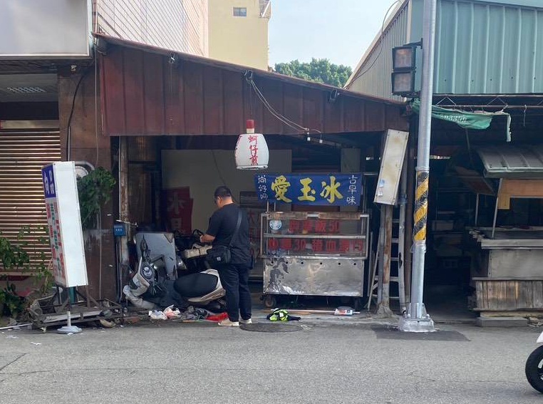 快訊／台中57歲男騎士突失控撞進攤販　當場失去生命跡象搶救中