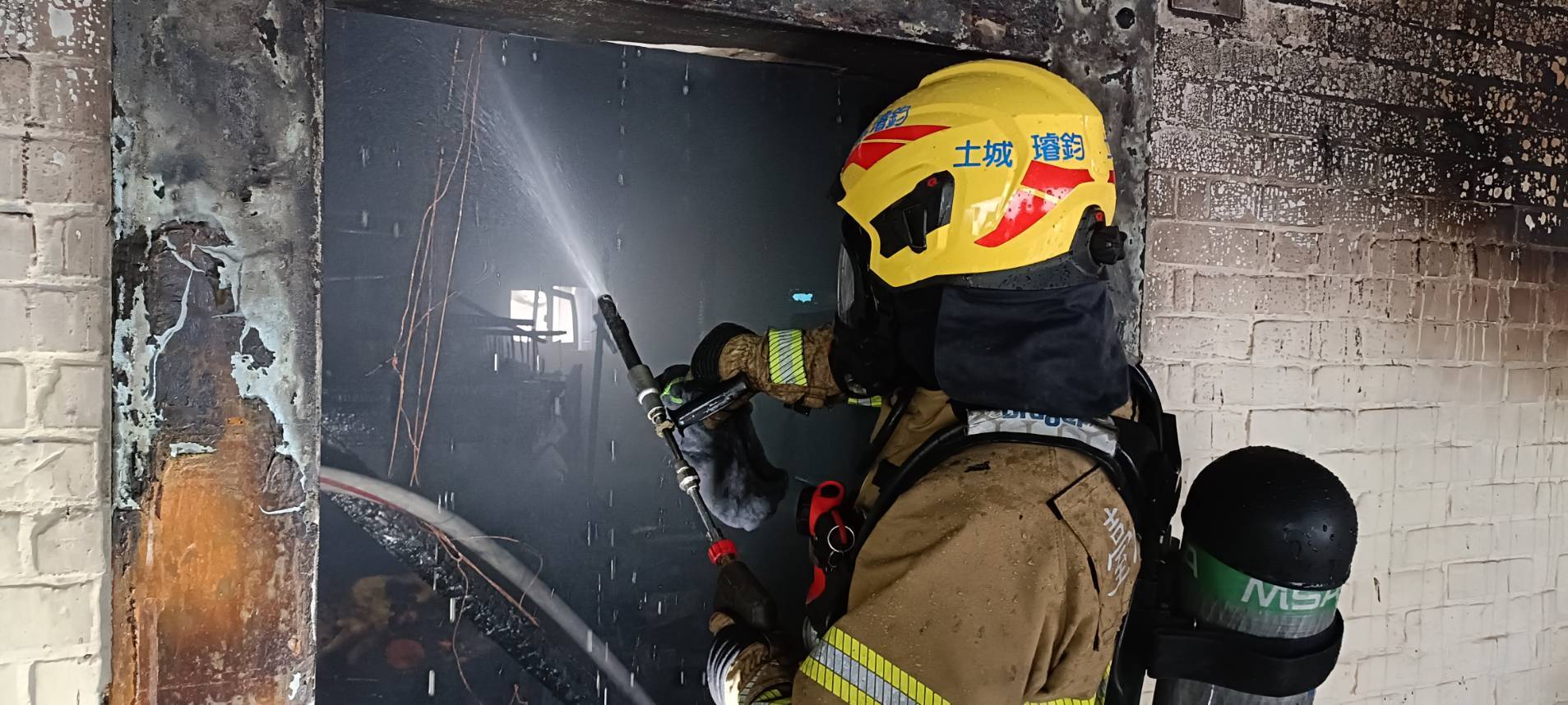 台南一早驚傳火警！濃煙竄天警屋內東西全燒光　疑電表開關引燃釀禍