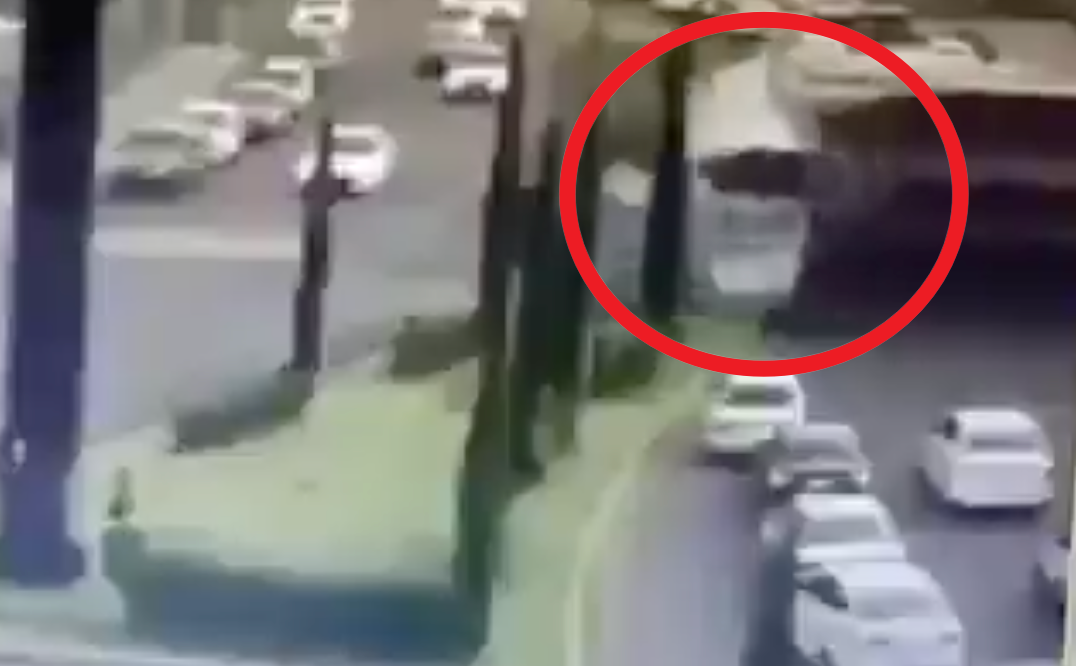 墨西哥驚悚車禍！火車攔腰撞上巴士「推行數十米」　至少10死逾60傷