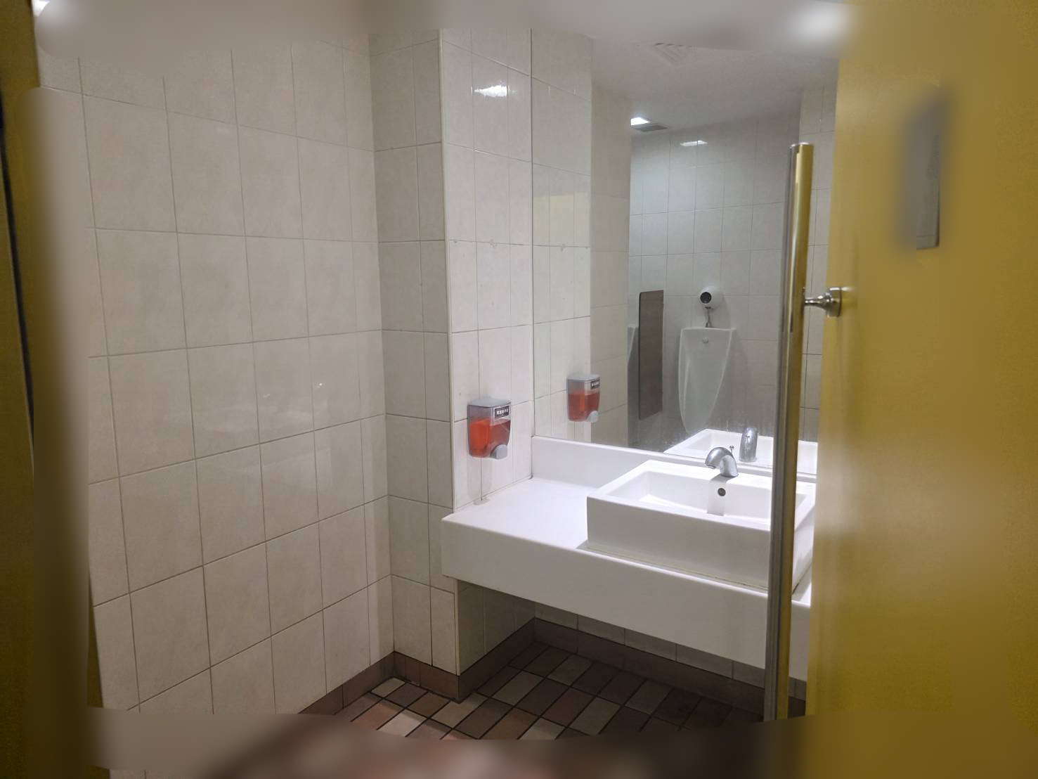 高雄麥當勞驚見男屍！店員察覺有異進廁所　發現男倒地身亡