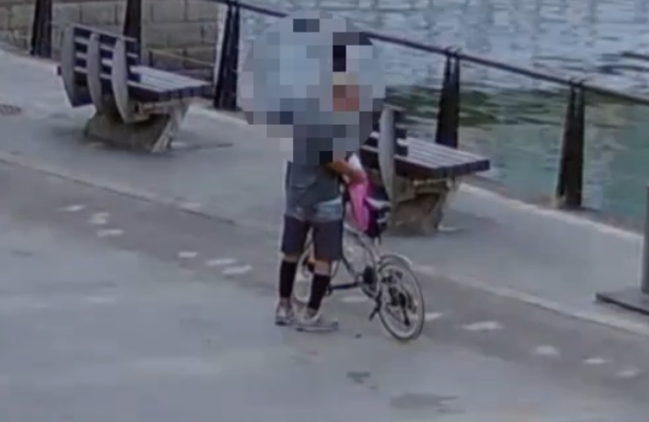 淡水殘忍街友又出手！離開警局再綁小花貓　法院准羈押防止再犯