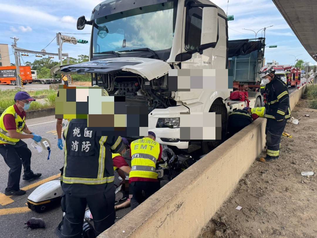 快訊／桃園重大車禍！砂石車與機車相撞　8旬夫婦卡車底命危