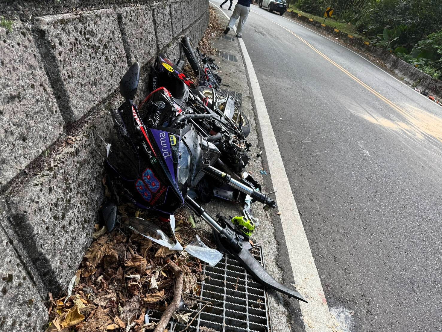 北宜又出事！25歲騎士過彎失敗　逆向撞大貨車噴飛慘亡