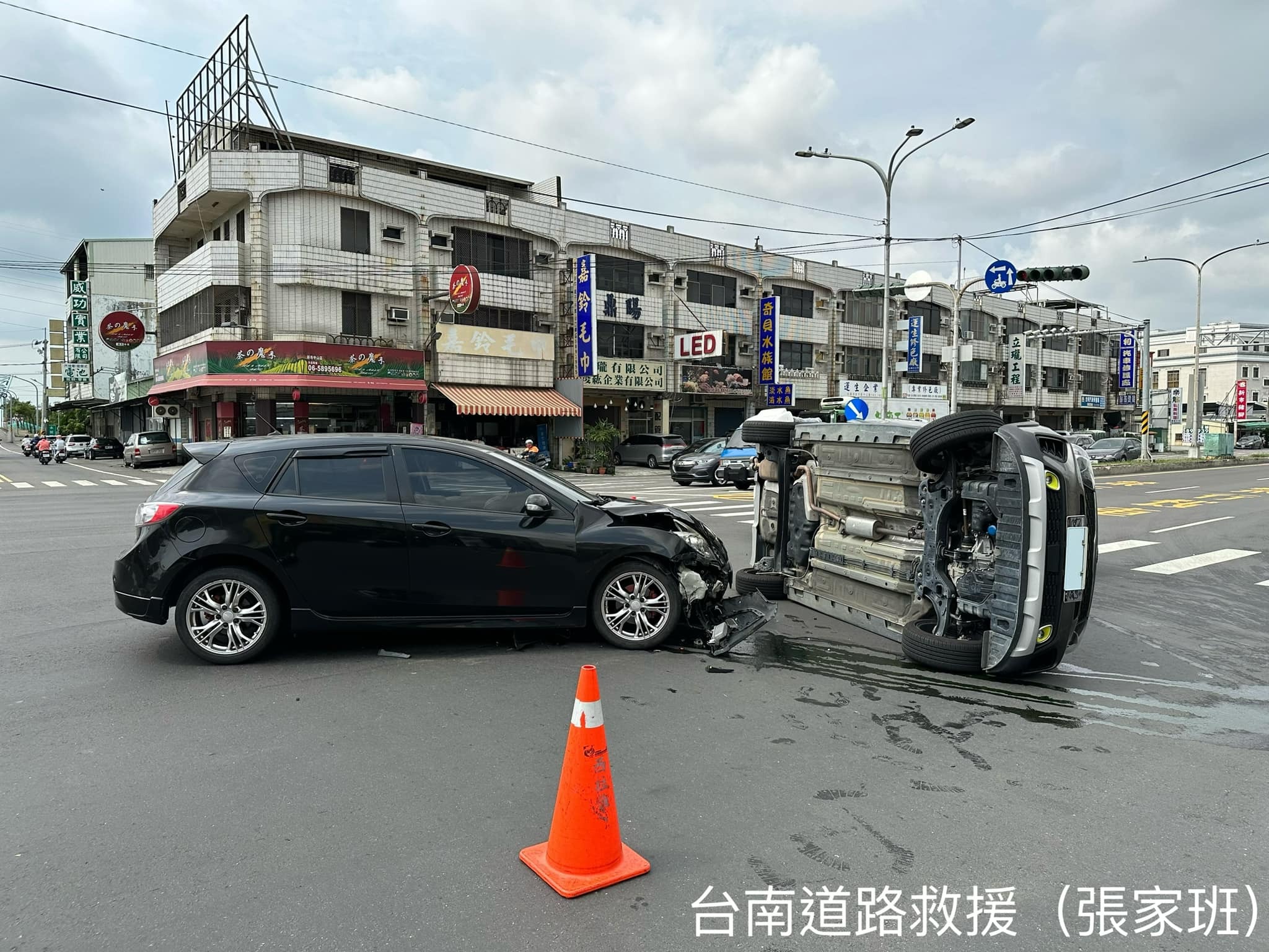 驚悚第一視角影片！台南轎車闖紅燈　休旅車遭撞「慘翻90°豎立路中」
