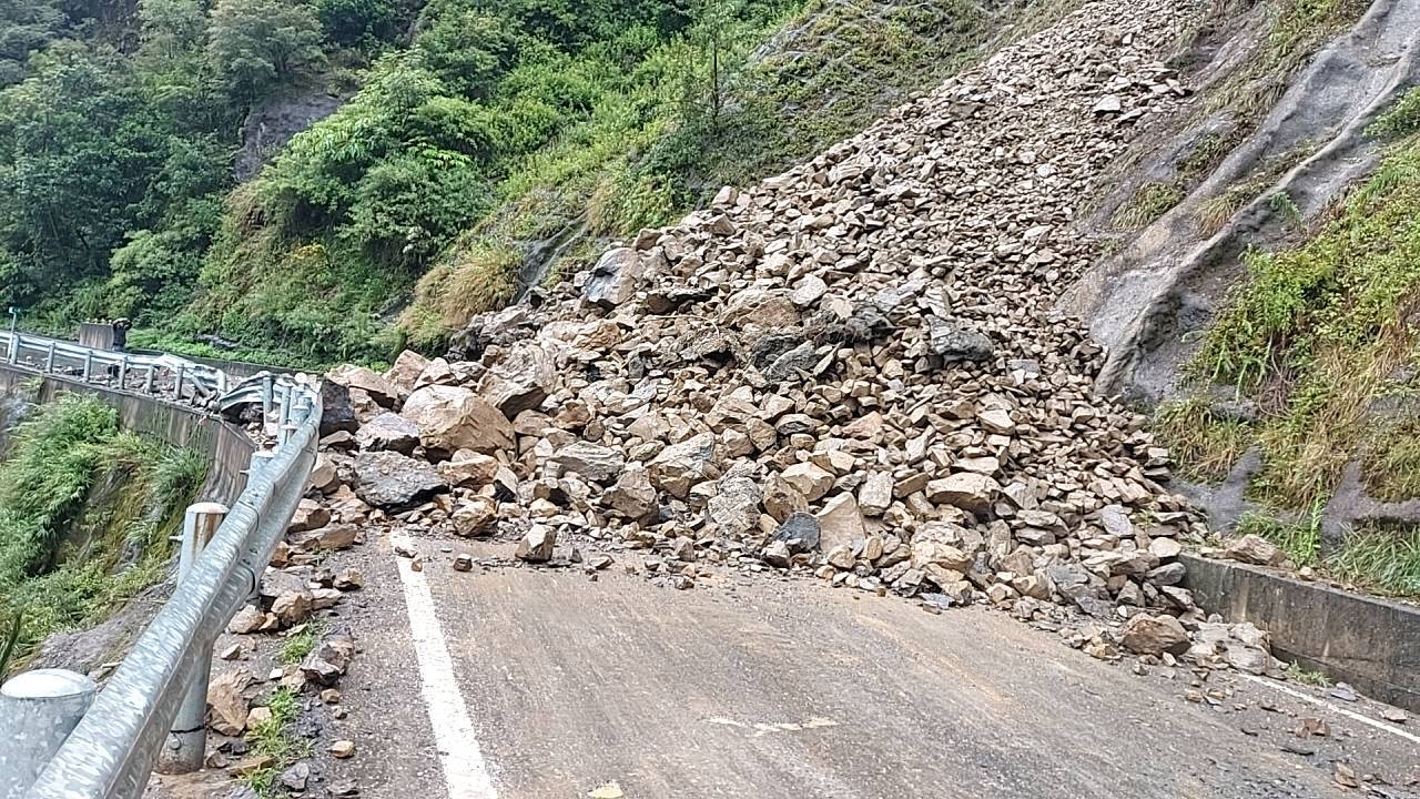 杜蘇芮襲中部！台8線梨山「落石坍方」驚悚曝　南投台14甲也塌了