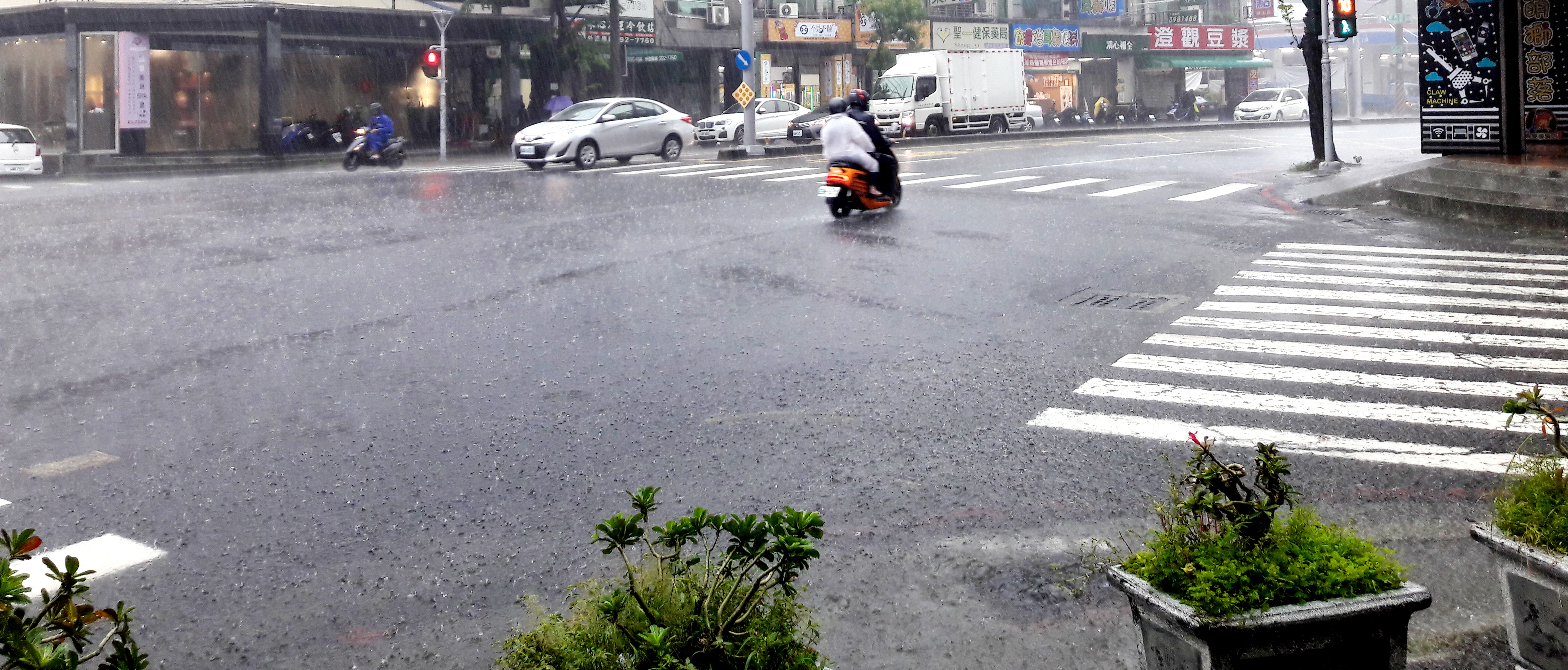 雨區再擴大！嘉義、台南、高雄「大雷雨警報狂響」　11區列淹水警戒