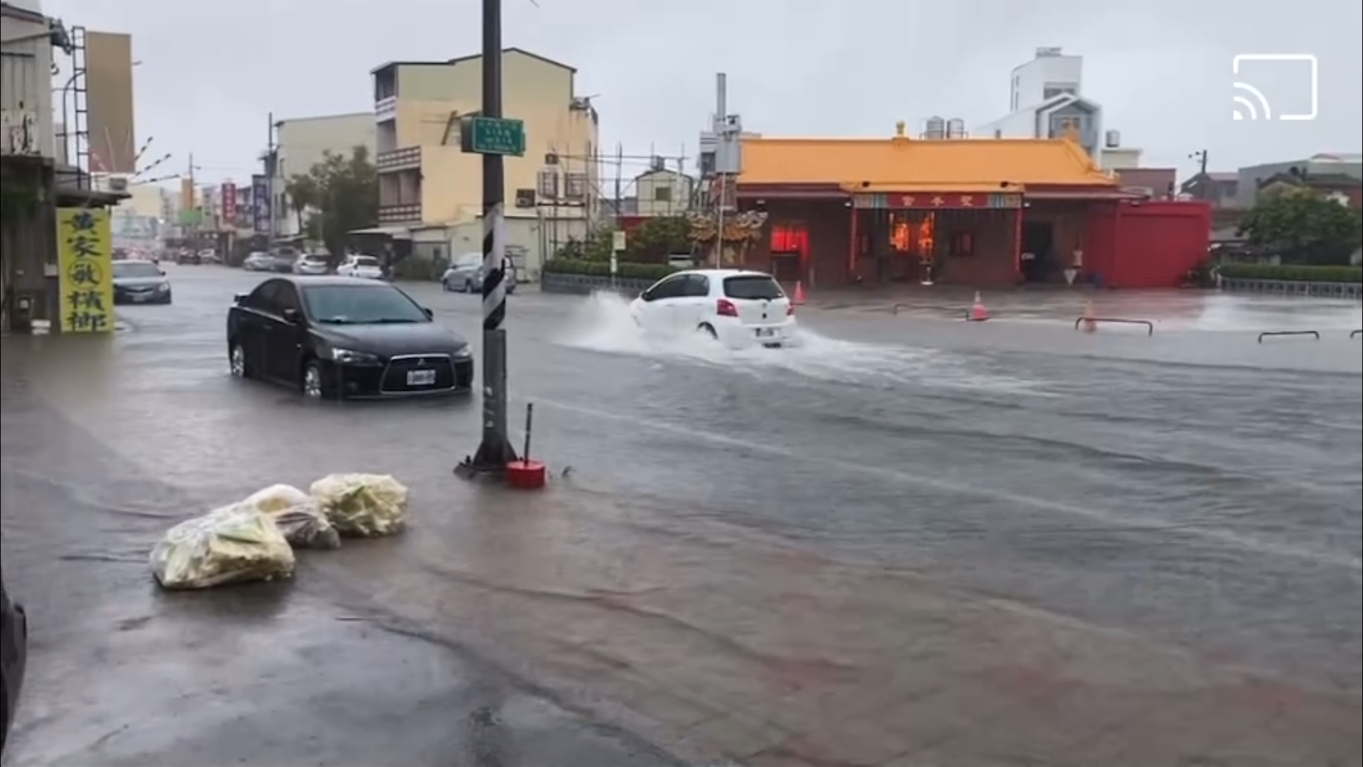 豪雨擴大19縣市！台南大淹水「市民求停班課」　黃偉哲臉書整片哀號